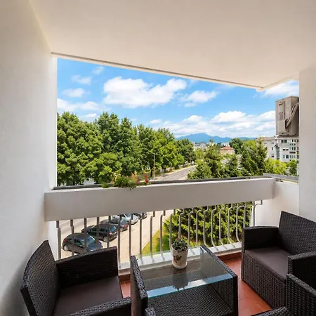 Riverside Apartment, 10min Airport 아파트 *