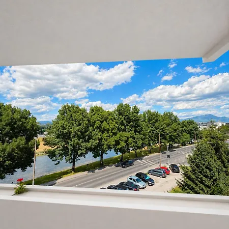 Riverside Apartment, 10min Airport * 사라예보