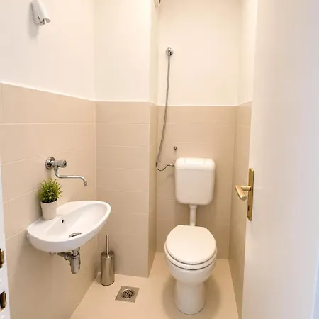 Riverside Apartment, 10min Airport Apartamento