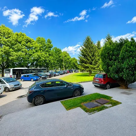 Riverside Apartment, 10min Airport